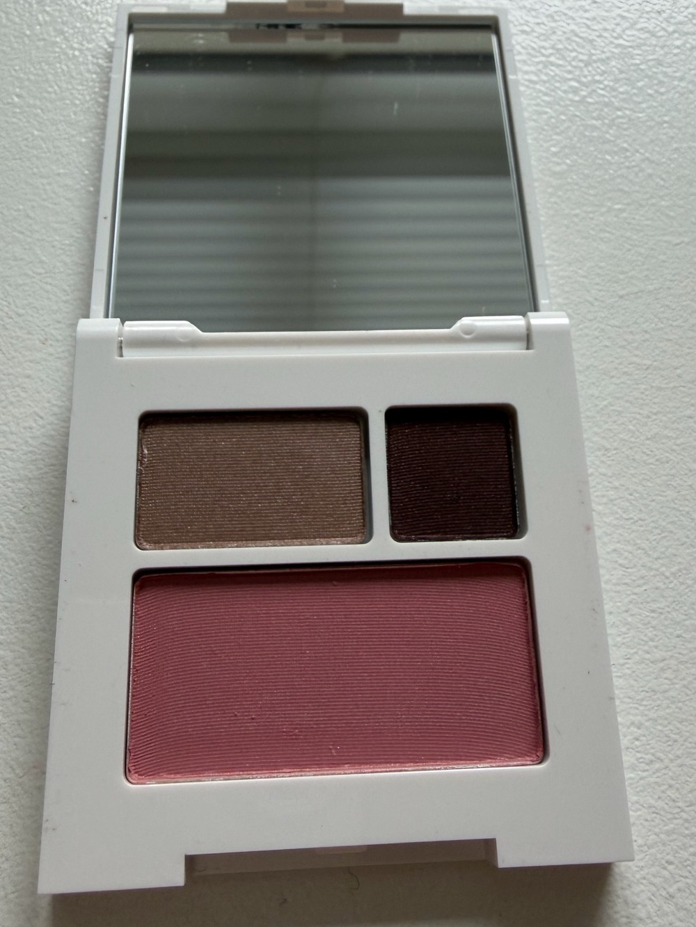 CLINIQUE eyeshadow and blush trio in travel size